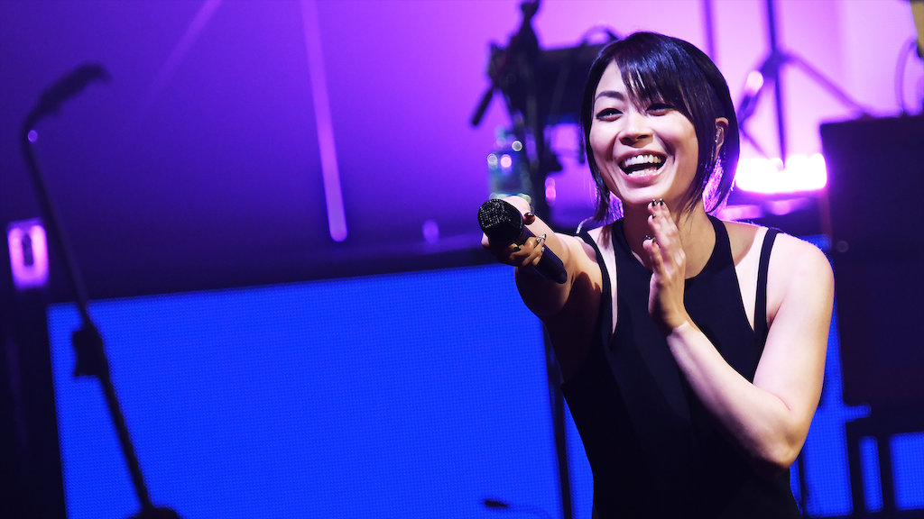 別倉庫からの配送】 2018 Tour Dark the in Laughter 宇多田ヒカル ...
